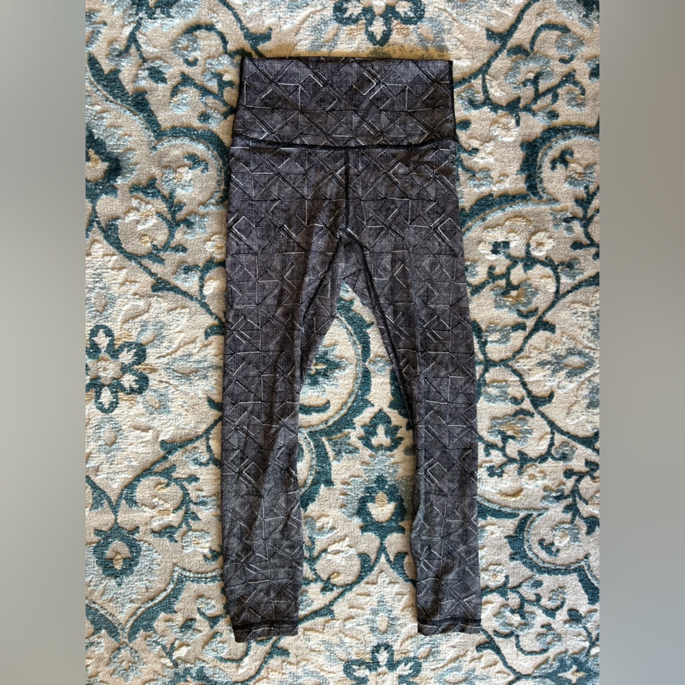 Lululemon black & white geometric shaped leggings. Size is either size 0 or 2